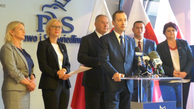 Nie idę do polityki dla pieniędzy - oświadczył kandydat na burmistrza Nowogardu Marcin Nieradka. W środę zadeklarował zamrożenie na pięć lat swojego wynagrodzenia, które nie będzie wyższe niż pięć i pół tysiąca złotych.