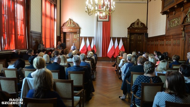 Rozwój współczesnych technologii to największe wyzwanie stojące przed nauczycielami - uważa wiceminister edukacji narodowej. Maciej Kopeć wziął w piątek udział w uroczystości z okazji Dnia Edukacji Narodowej, która odbyła się w Zachodniopomorskim Urzędzie Wojewódzkim.