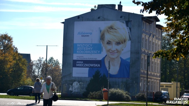 To kołobrzeska afera billboardowa - mówią politycy Prawa i Sprawiedliwości. Chodzi o powierzchnie reklamowe na budynkach należących do Kołobrzeskiego Towarzystwa Budownictwa Społecznego. Zdaniem sztabu PiS, spółka miejska faworyzuje komitet Kołobrzeskich Razem i wydzierżawiła powierzchnie jedynie na billboardy Anny Mieczkowskiej z Platformy Obywatelskiej.