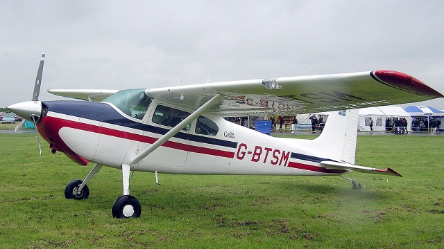 Co najmniej trzy osoby zginęły, a osiem zostało rannych w wypadku na niewielkim szkoleniowym lotnisku Wasserkuppe we wschodniej Hesji. Awionetka typu Cessna podczas lądowania wpadła w grupę ludzi.