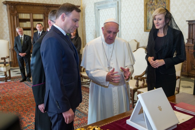 Prezydent Andrzej Duda wraz z małżonką w poniedziałek złożą wizytę w Watykanie, gdzie zostaną przyjęci na audiencji przez papieża Franciszka.