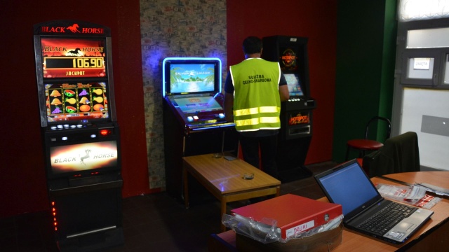 Cztery nielegalne automaty do gier, krajankę tytoniową i papierosy bez akcyzy przejęli w Goleniowie funkcjonariusze Urzędu Celno-Skarbowego.