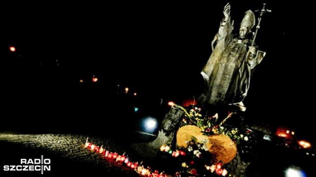Wspólna modlitwa, śpiew i wspomnienia na Jasnych Błoniach to główny punkt szczecińskich obchodów 40. rocznicy wyboru Karola Wojtyły na papieża.