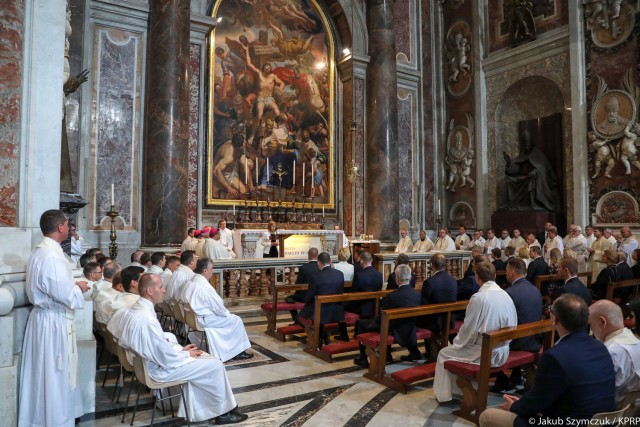 W 40. rocznicę wyboru Karola Wojtyły na papieża u jego grobu w bazylice watykańskiej została odprawiona uroczysta msza święta. Uczestniczył w niej prezydent Andrzej Duda z małżonką.