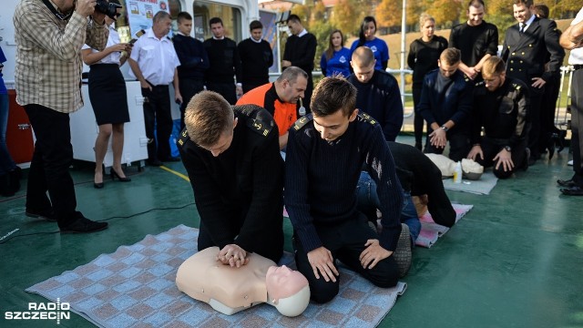 Studenci Akademii Morskiej w Szczecinie przyłączyli się do bicia rekordu w jednoczesnej resuscytacji krążeniowo-oddechowej. To ogólnopolska akcja organizowana z okazji Europejskiego Dnia Przywracania Czynności Serca.