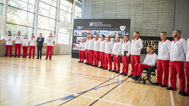 Szef MON Mariusz Błaszczak powiedział, że polscy weterani, którzy będą uczestniczyć w międzynarodowych igrzyskach sportowych dla weteranów Invictus Games w Australii, udowadniają swoją odwagę, waleczność i siłę ducha. Podczas uroczystego pożegnania weteranów w Warszawie minister obrony narodowej życzył im, by wrócili do kraju z wieloma medalami.