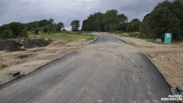 Gminy Suchań, Kamień Pomorski i Myślibórz dostaną dodatkowe pieniądze na przebudowy dróg lokalnych. Wojewoda zachodniopomorski Tomasz Hinc podpisał w środę umowy, na podstawie których do wymienionych gmin naszego regionu trafi ponad 1,5 miliona złotych.