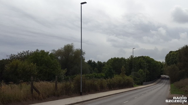 Przede wszystkim piesi - ale i kierowcy - mogą tam już przechodzić i przejeżdżać spokojnie. Są nowe zjazdy do posesji, barierki odgradzające jedznię od chodnika i nowe kosze na śmieci.