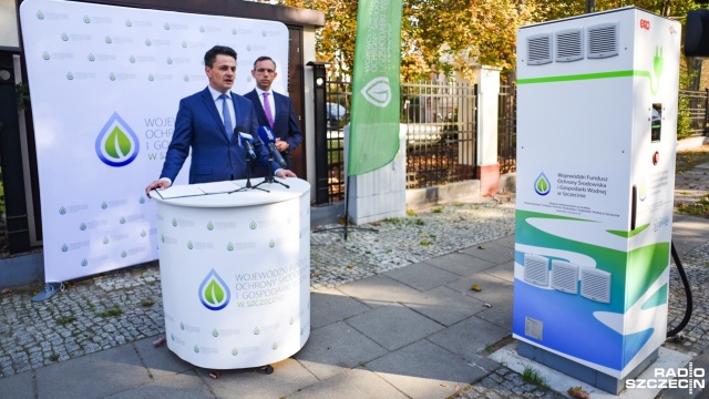 Elektrycznymi autami pojadą kolejni szczecińscy urzędnicy: miasto dostało dofinansowanie z Wojewódzkiego Funduszu Ochrony Środowiska i Gospodarki Wodnej i chwali się zakupami - czterema samochodami z silnikami elektrycznymi.