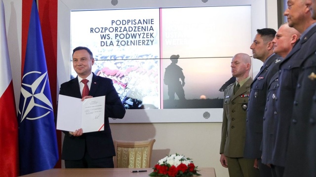 Prezydent Andrzej Duda podpisał nowelizację ustawy o weteranach i rozporządzenie dotyczące podwyżek dla żołnierzy. Zwierzchnik sił zbrojnych podpis pod oboma dokumentami złożył w Centrum Weterana Działań Poza Granicami Państwa w Warszawie.