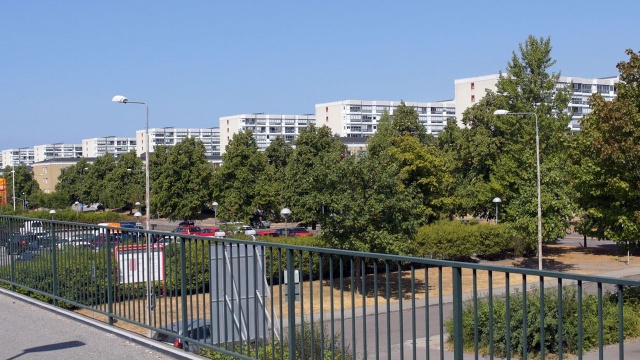 Szwecja zmaga się z brakiem mieszkań komunalnych. W Sztokholmie, Gteborgu i Malm w kolejkach mieszkaniowych czeka łącznie ponad milion osób. W co trzeciej gminie prawo pierwszeństwa w kolejce do własnego lokum otrzymują imigranci.