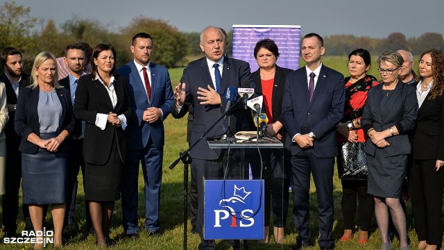 Rozwój polskiej wsi, a zwłaszcza terenów popegeerowskich to jeden z priorytetów polskiego rządu - mówił w czwartek Joachim Brudziński. Minister spraw wewnętrznych i administracji spotkał się z mieszkańcami w Karczewie (gmina Płoty).