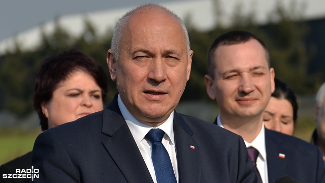 Jesteśmy w Unii Europejskiej i w niej będziemy, bo jest to w interesie Polaków, ale nie zgadzamy się na te szaleńcze pomysły otwierania naszych granic - tak mówił w czwartek w województwie zachodniopomorski minister spraw wewnętrznych i administracji Joachim Brudziński.