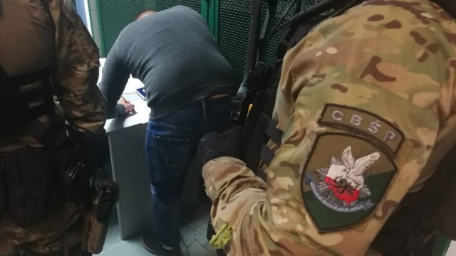 Poszukiwany Paweł M. ps. Misiek jest już w Polsce - poinformowała Komenda Główna Policji na Twitterze. Policjanci wydziału konwojowego przekazali zatrzymanego policjantom CBŚP. Zatrzymany zostanie przekazany do dyspozycji prokuratury.