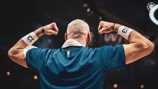 Zespół Marcina Gortata - Los Angeles Clippers - poniósł porażkę w swoim pierwszym meczu sezonu zasadniczego koszykarskiej ligi NBA. Zespół z Kalifornii przegrał przed własną publicznością z Denver Nuggets 98:107.