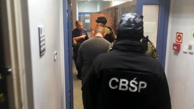 Prokuratorzy przesłuchają w sobotę Pawła M. pseudonim Misiek. Lider pseudokibiców Wisły Kraków poszukiwany Europejskim Nakazem Aresztowania w czwartek został przetransportowany z Włoch do Polski.