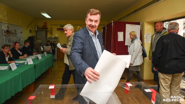 Myślę, że frekwencja będzie duża, bo pogoda jest ładna i niedziela niehandlowa - powiedział Dariusz Wieczorek, przewodniczący Sojuszu Lewicy Demokratycznej w Szczecinie. Wieczorek głosował już w swoim okręgu wyborczym na Warszewie.