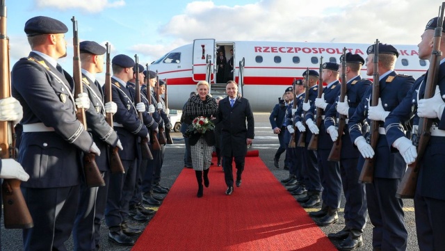 Prezydent Andrzej Duda przybył do stolicy Niemiec. W czasie dwudniowej wizyty w Berlinie spotka się z prezydentem i kanclerz Niemiec, z miejscową Polonią i odwiedzi polskie inwestycje w tym kraju.