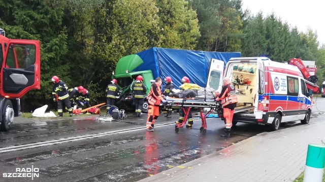 W miejscowości Kliszno (powiat koszaliński) zderzyły się ciężarówka z busem. Jedna osoba jest ranna. Droga pomiędzy Manowem a Bobolicami jest zablokowana. Policja kieruje ruchem wahadłowo.