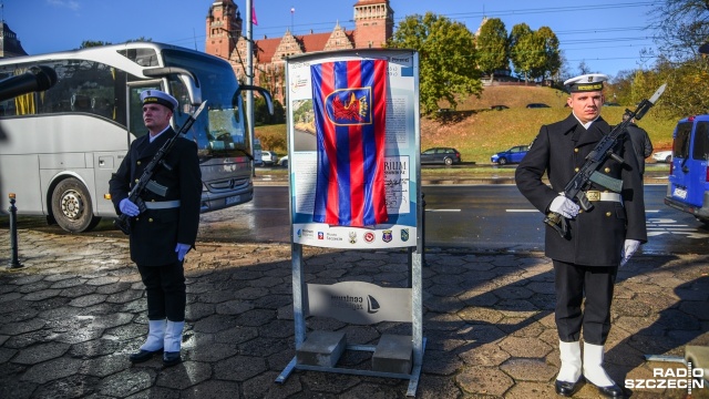Odrodzona Polska nie miała jeszcze dostępu do morza, a już powołano Marynarkę Wojenną. W środę na nabrzeżu przy Wałach Chrobrego w Szczecinie, w obecności marynarzy, otwarto wystawę poświęconą Marynarce Wojennej w dwudziestoleciu międzywojennym.