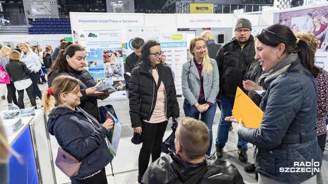 Dwa tysiące ofert pracy ponad stu firm oferujących zatrudnienie - największe zachodniopomorskie Targi Pracy trwają w Netto Arenie.