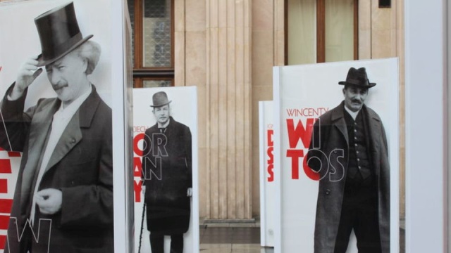 Na dużych planszach eksponowane są postacie i informacje opisujące historię wybitnych Polaków sprzed 100 lat m.in. Józefa Piłsudskiego, Romana Dmowskiego i Ignacego Paderewskiego.