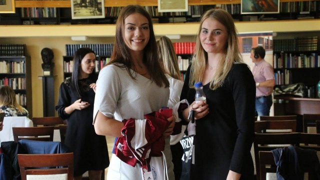 Pięć piłkarek ręcznych Pogoni nie powróciło do Szczecina po środowym, wygranym meczu w Kościerzynie w Superlidze. Daria Zawistowska, Karolina Kochaniak, Marlena Urbańska, Natalia Krupa i Joanna Wołoszyk udały się bowiem do Pruszkowa na konsultację szkoleniową reprezentacji Polski.