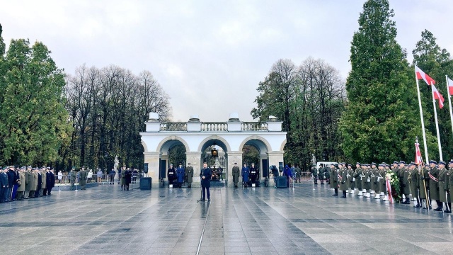 Sto lat temu powołano Sztab Generalny Wojska Polskiego. Kierownictwo resortu obrony, kadra dowódcza Sztabu i jego pracownicy od rana obchodzą tę wyjątkową rocznicę. Punktem kulminacyjnym uroczystości był apel na Placu marszałka Piłsudskiego, przy Grobie Nieznanego Żołnierza.