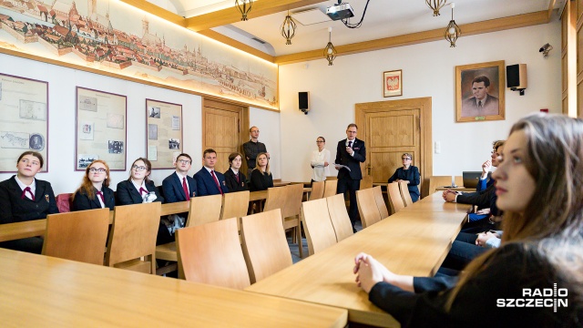 Uczniowie z kolejnej szczecińskiej szkoły mogli uczestniczyć w lekcji zorganizowanej w Archiwum Państwowym. Tym razem wysłuchali wykładu o Ignacym Janie Paderewskim, polityku, jednym z twórców Polski Niepodległej, a także wybitnym pianiście. Każda taka lekcja kończy się zwiedzaniem Archiwum Państwowego w Szczecinie.