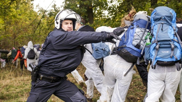 Trwa akcja protestacyjna niemieckich ekologów, którzy żądają natychmiastowego zamknięcia kopalni odkrywkowej węgla brunatnego w Hambach w Nadrenii-Północnej Westfalii.
