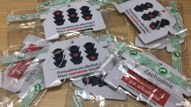 Pięć tysięcy zapachów samochodowych promujących trzeźwość za kółkiem trafi bezpłatnie do kierowców naszego regionu. To element kampanii Nie jeżdżę po alkoholu, organizowanej wspólnie przez Komendę Wojewódzką Policji w Szczecinie oraz Urząd Marszałkowski Województwa Zachodniopomorskiego.