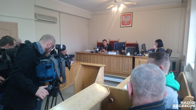 W poniedziałek miał zapaść wyrok w tej sprawie dla kilkunastu osób, których prokuratura i aktywiści Stowarzyszenia Basta oskarżają o znęcanie się nad krowami i świniami. Sędzia Ryszard Bitner otworzył zamknięty już przewód sądowy uznając, że raz jeszcze musi przeanalizować zachowania poszczególnych oskarżonych.