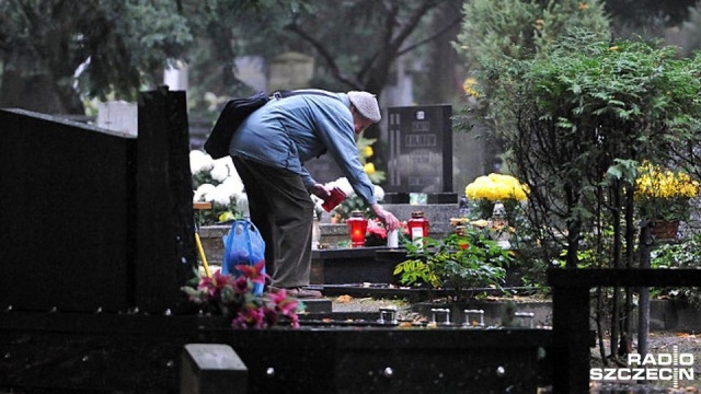 Wielkie porządki na Cmentarzu Centralnym w Szczecinie. Wiele osób przed 1 listopada czyści groby swoich bliskich. We wtorek pogoda będzie zachęcać, bo zrobi się cieplej.