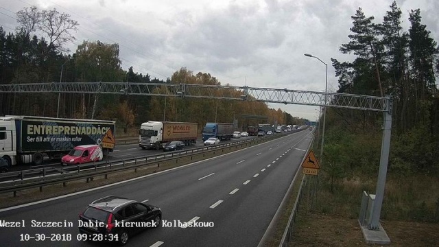 Spore korki przed i na remontowanym odcinku autostrady A6. Kierowcy stoją w obu kierunkach.