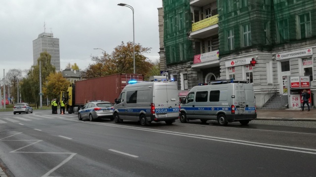 Ciężarówka potrąciła pieszego w alei Wojska Polskiego w Szczecinie. Ulica jest zamknięta.