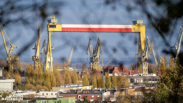 Ma ponad 500 metrów kwadratowych powierzchni i wisi na najbardziej znanej suwnicy Stoczni Szczecińskiej.