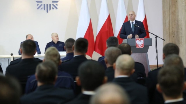 Minister spraw wewnętrznych i administracji Joachim Brudziński zaapelował do oficerów policji, aby nie pozwolili na destabilizację służby i zagrożenie bezpieczeństwa Polaków.