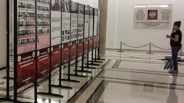 W Sejmie stanęła wystawa poświęcona pracy Polskiej Bazy Genetycznej Ofiar Totalitaryzmów - to instytucja, która sześć lat temu powstała w Szczecinie. Dzięki genetykom i historykom udało się przywrócić tożsamość wielu żołnierzom, którzy zginęli w czasie II wojny światowej, ale również i tym, którzy przez władze Polski Ludowej zostali skazani nie tylko na śmierć ale i na zapomnienie.