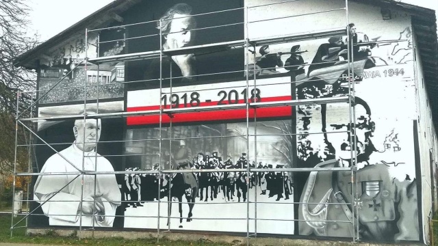 Nietypowy malunek będzie można podziwiać jadąc do Białogardu. Jan Paweł II, marszałek Józef Piłsudski i Ignacy Jan Paderewski są bohaterami muralu, który tworzy grupa znajomych z Tychówka.