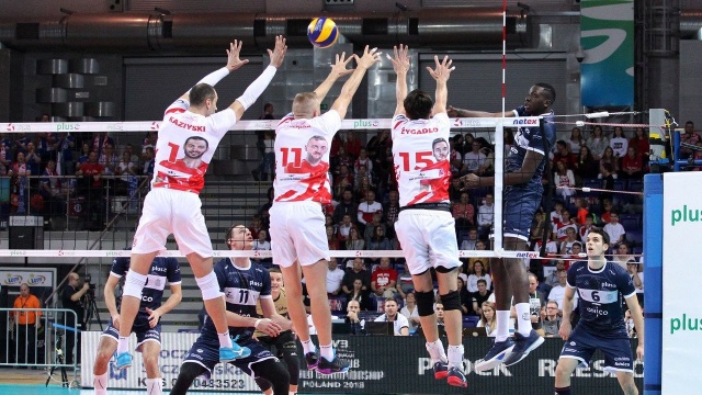 Stocznia Szczecin wygrała w Netto Arenie z ONICO Warszawa 3:1 (25:20, 16:25, 25:17, 25:21) w spotkaniu 6. kolejki siatkarskiej ekstraklasy. Tym samym trzy punkty zostają w Szczecinie.