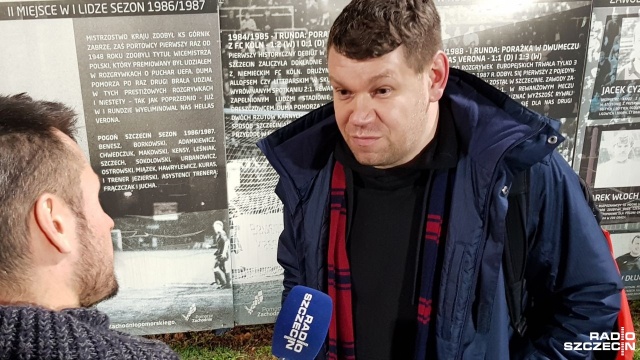 Na stadionie przy ulicy Twardowskiego spotkanie ogląda ponad 13 tysięcy kibiców. Wśród nich jest grupa, która przyjechała autokarem z Mieszkowic. W trakcie podróży do Szczecina, kibice zbierali we własnym gronie pieniądze dla pogorzelców, którzy pod koniec października w pożarze kamienicy w Mieszkowicach stracili swój dobytek.