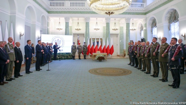 W przeddzień Święta Niepodległości prezydent Andrzej Duda wręczył dziewięć awansów generalskich oficerom Wojska Polskiego. Uroczystość odbyła się w Pałacu Prezydenckim.