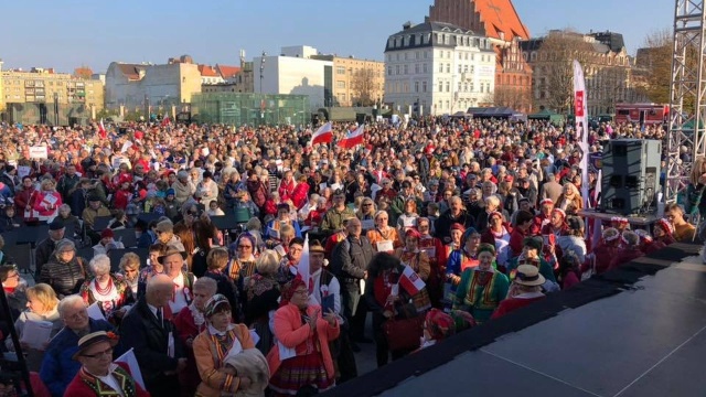 W 17 miastach w Polsce o godzinie 16.00 odśpiewano Marsz Pierwszej Brygady przy akompaniamencie orkiestr wojskowych.