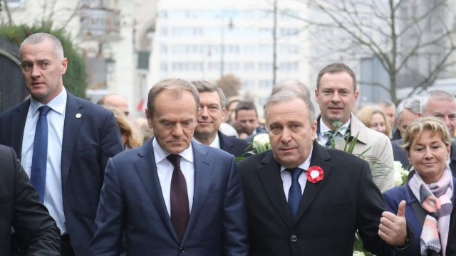 Szef Rady Europejskiej Donald Tusk i lider PO Grzegorz Schetyna złożyli kwiaty przed pomnikiem marszałka Józefa Piłsudskiego koło Belwederu. W niedzielę obchodzimy 100. rocznicę odzyskania przez Polskę niepodległości.