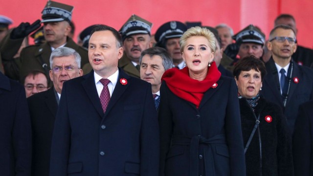 Prezydent podkreślił, że w niedzielę - w setną rocznicę odzyskania niepodległości - Polacy są winni hołd wszystkim tym, którzy o tę niepodległość walczyli. Podczas uroczystości na Placu Piłsudskiego w Warszawie Andrzej Duda przekonywał, że pod biało-czerwonym sztandarem jest miejsce dla każdego. Prezydent zainaugurował także odbudowę Pałacu Saskiego.
