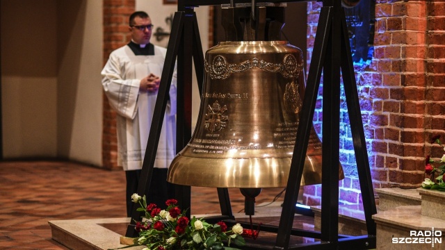Największy Dzwon Niepodległości w Polsce Św. Jan Paweł II zostanie poświęcony w szczecińskiej katedrze podczas mszy św. za ojczyznę. Liturgii o godzinie 18 ma przewodniczyć abp Andrzej Dzięga, metropolita szczecińsko-kamieński.
