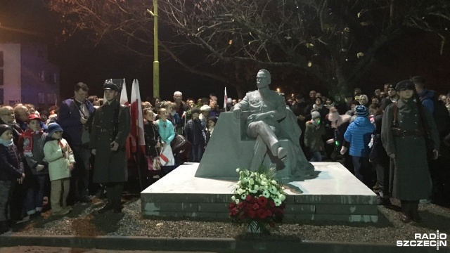 Pomnik siedzącego marszałka Józefa Piłsudskiego - od niedzieli na placu jego imienia w Goleniowie. W ten sposób miasto świętowało 100-lecie odzyskania niepodległości przez Polskę.