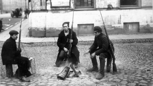Po odzyskaniu przez Polskę niepodległości w 1918 roku Polacy, którzy pozostali na terenie Rosji, byli poddani masowym represjom. Historyczne dokumenty z lat 1917-1939 wskazują, że sowieckie władze systematycznie niszczyły polskie organizacje, szkoły i kościoły.