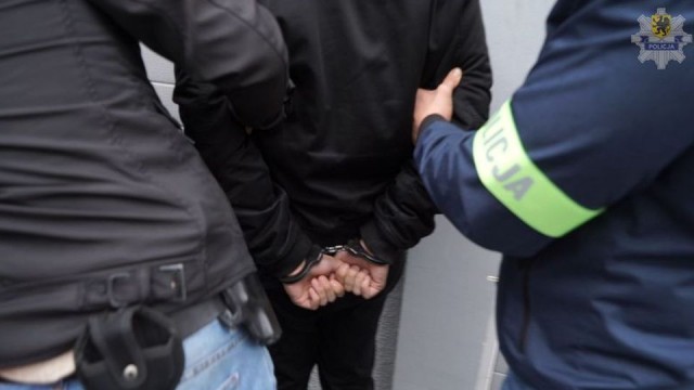 Trzy osoby, które mogą mieć związek z organizacją o skrajnie nacjonalistycznych poglądach zatrzymali na Pomorzu policjanci i funkcjonariusze ABW. W ich mieszkaniach znaleziono tysiące przedmiotów propagujących faszyzm. Wszyscy usłyszeli zarzuty.