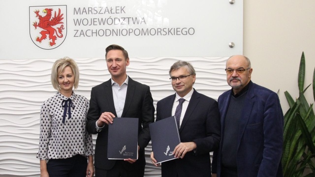 Będzie gruntowny remont ulicy 1 Maja w Gryfinie - inwestycja zostanie dofinansowana z pieniędzy Unii Europejskiej. Modernizacja obejmie rozbiórkę nawierzchni i murków, prace ziemne, a także wykonanie podłoża, ułożenie krawężników i położenie nowej nawierzchni.